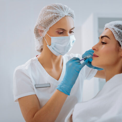 Behandlung mit Hyaluron-Gel für volle, geschwungene Lippen