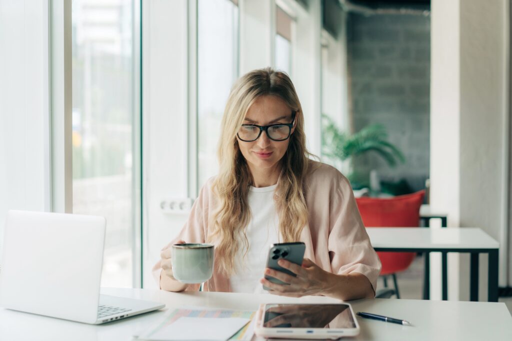 Heilpraktiker Ausbildung: Brauche ich ein Sprachzertifikat? Angehende Heilpraktikerin, Heilpraktiker Anwärter, lernt am Laptop für die Prüfung – Sprachkenntnisse sind kein Hindernis